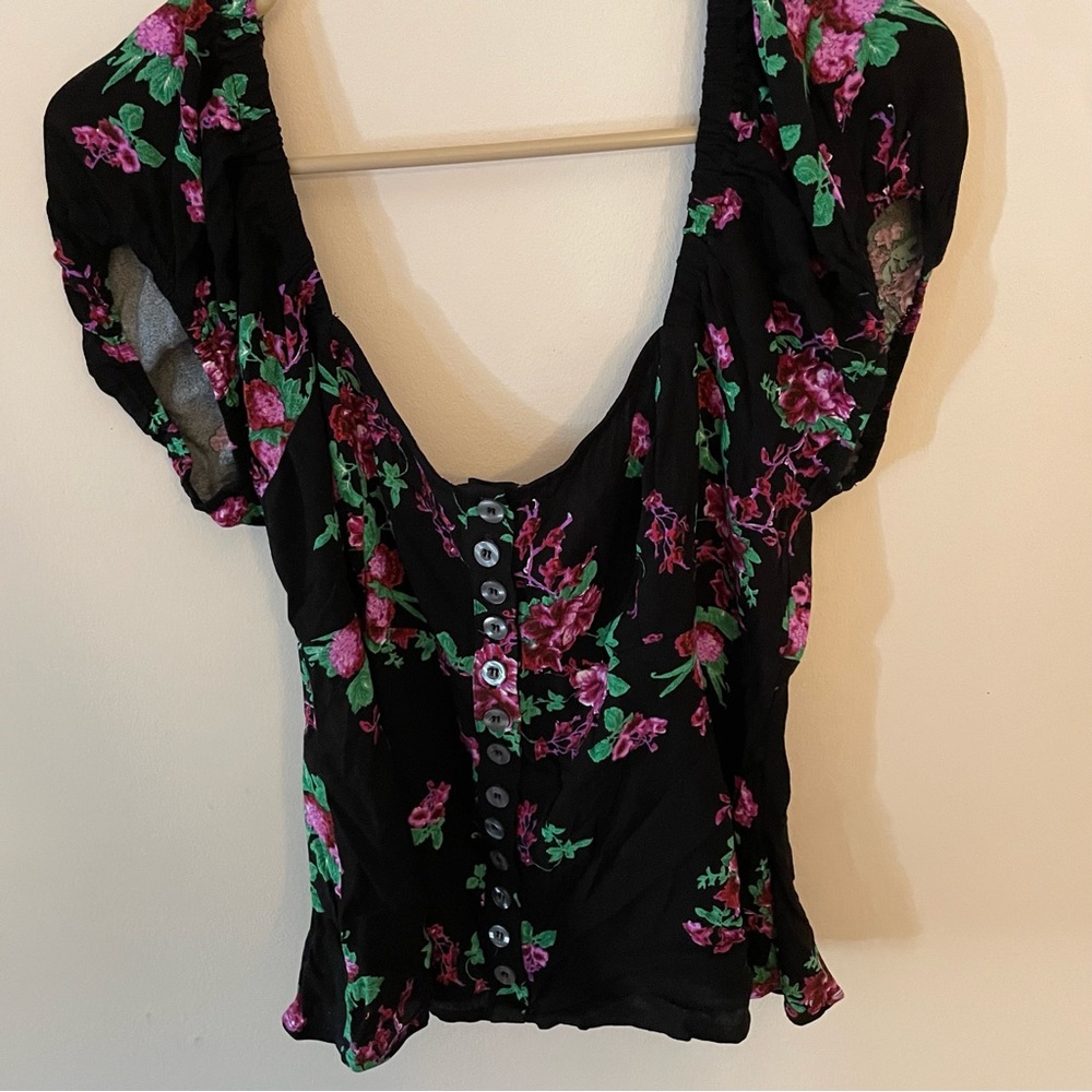 FREE PEOPLE. NWT FLORAL BLOUSE, BUTTONS DOWN THE FRONT, Sz M , only wore once.